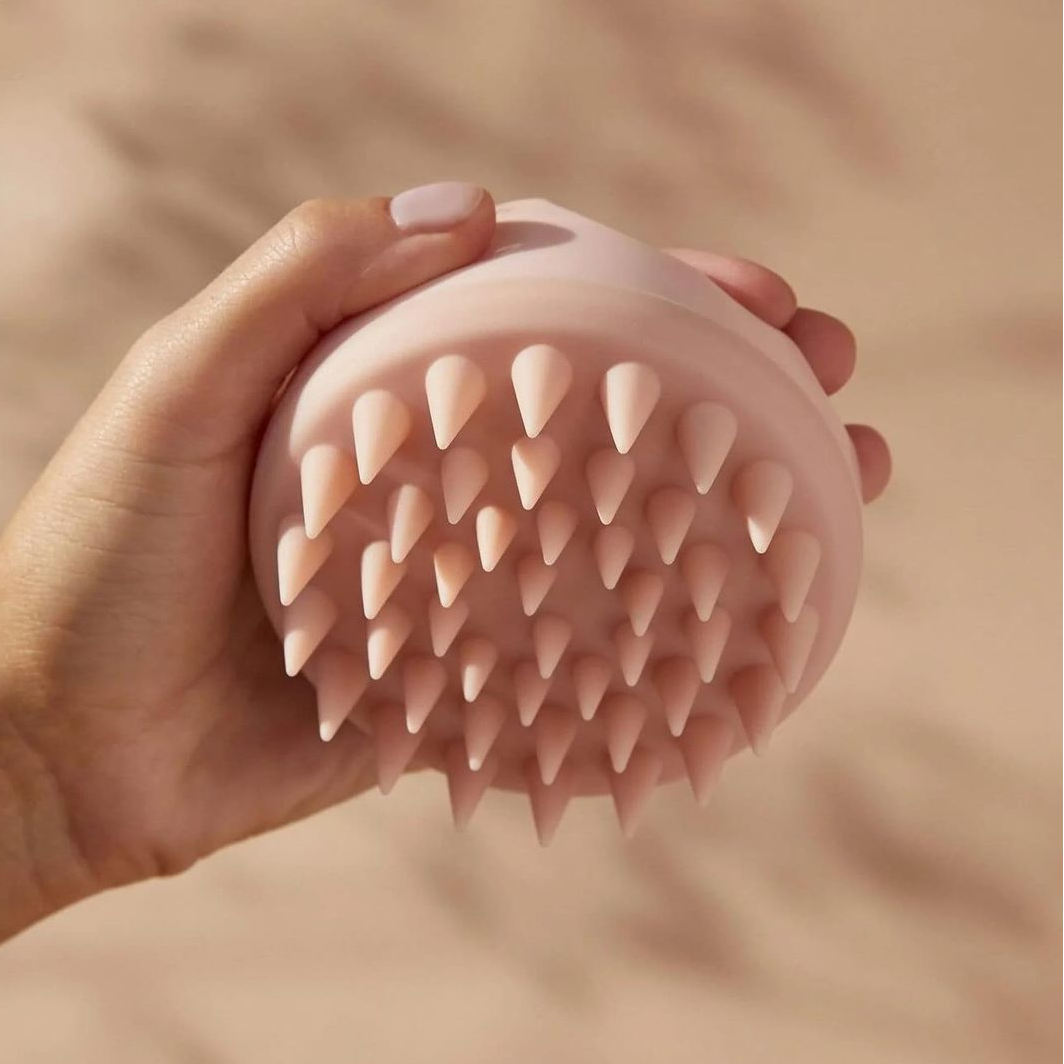 Masážní přístroj na pokožku hlavy stimuluje mikrocirkulaci